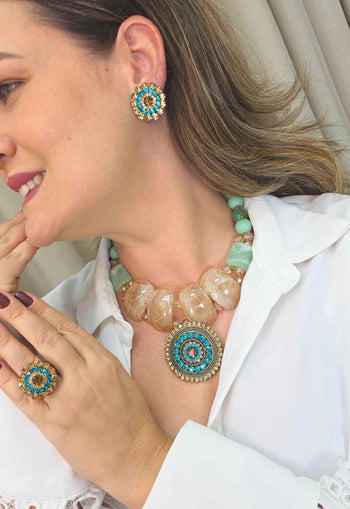Brinco Ozana: Redondo Clássico com Pedras Azuis e Topázio no Ouro Velho | Lançamento Exclusivo
