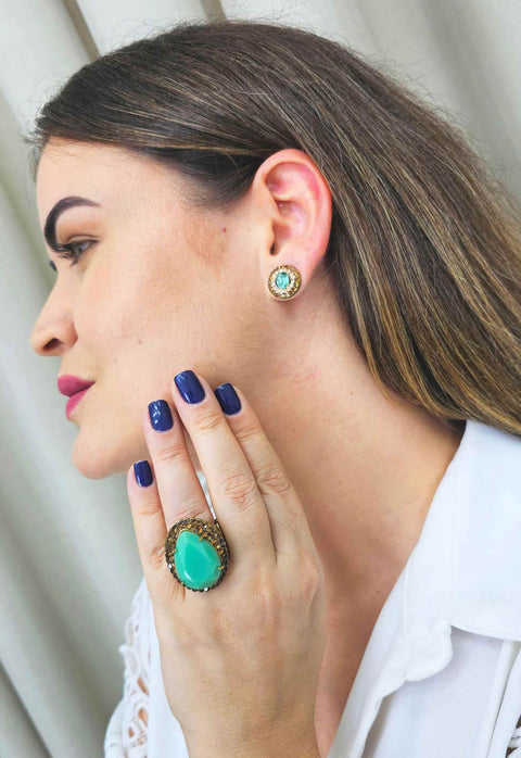 Brinco Vick Arminda com pedra verde e smoked banhado no ouro velho
