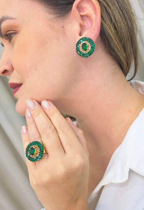 Brinco Rubra: Redondo com Pedras Verde Esmeralda e Strass no Dourado | Design By Sahara