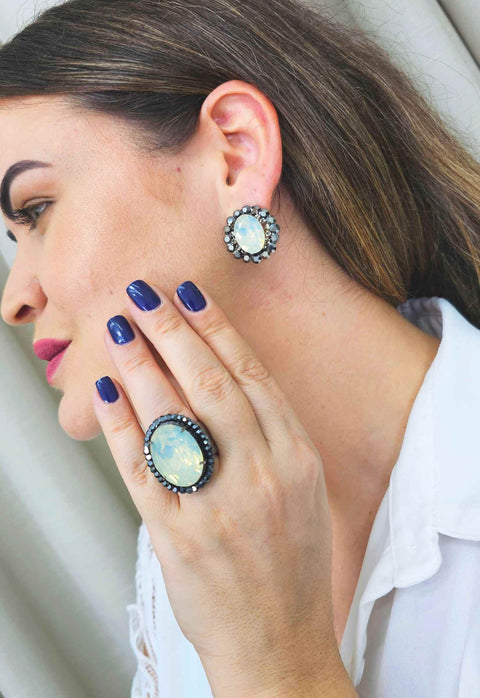 Brinco Jenifer redondo com pedra opal e hematite banhado no grafite