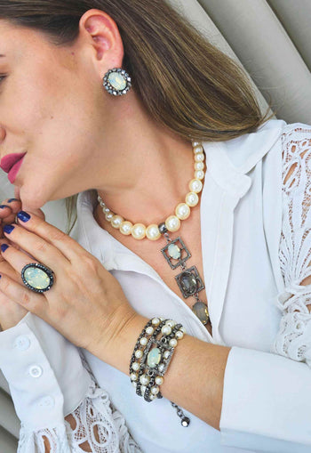 Brinco Jenifer redondo com pedra opal e hematite banhado no grafite