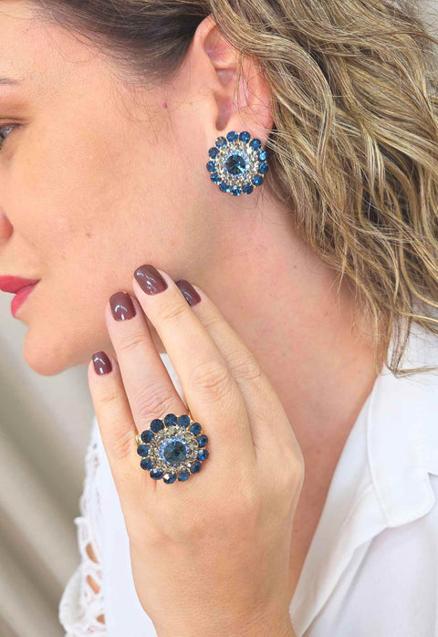 Brinco Tainara: Redondo Clássico com Strass Azuis e Cinzas no Dourado | Look de Noite Inesquecível