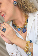Brinco Tainara: Redondo Clássico com Strass Azuis e Cinzas no Dourado | Look de Noite Inesquecível
