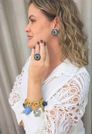 Brinco Tainara: Redondo Clássico com Strass Azuis e Cinzas no Dourado | Look de Noite Inesquecível