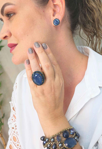 Brinco Manuscrito Pequeno Redondo com Pedras Azuis Ouro Velho | Sahara Acessórios