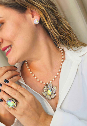 Brinco Vick Janete pequeno redondo com pedras boreal banhado no vintage