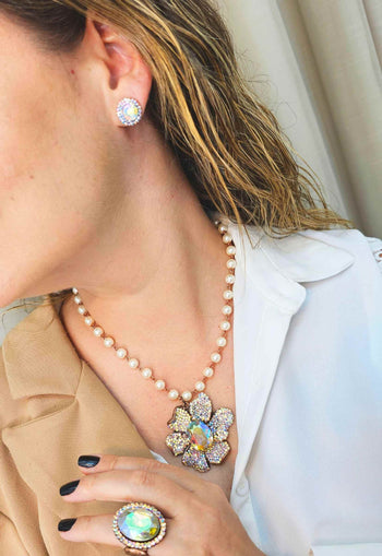 Brinco Vick Janete pequeno redondo com pedras boreal banhado no vintage