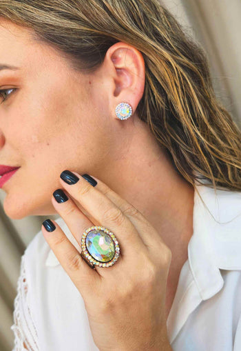 Brinco Vick Janete pequeno redondo com pedras boreal banhado no vintage