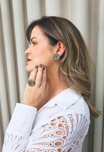 Brinco Irresistível redondo com pedras black diamond banhado no prata