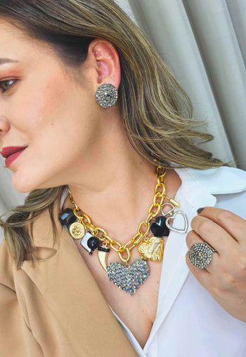 Brinco Irresistível redondo com pedras black diamond banhado no prata