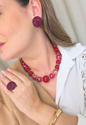 Brinco Duna Glam: Redondo com Strass Vermelho Banhado no Vintage | Look Glamouroso