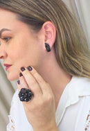Brinco Vanusa: Pequeno e Delicado com Pedras Pretas no Vintage | Versatilidade no Look