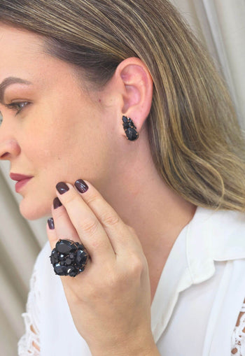 Brinco Vanusa: Pequeno e Delicado com Pedras Pretas no Vintage | Versatilidade no Look