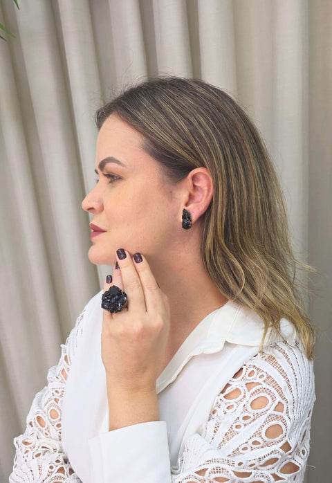 Brinco Vanusa: Pequeno e Delicado com Pedras Pretas no Vintage | Versatilidade no Look