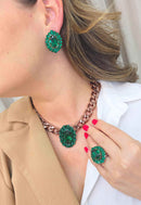 Brinco Ariel: Elegante Oval com Pedras Verde Esmeralda no Vintage | Destaque no seu Look