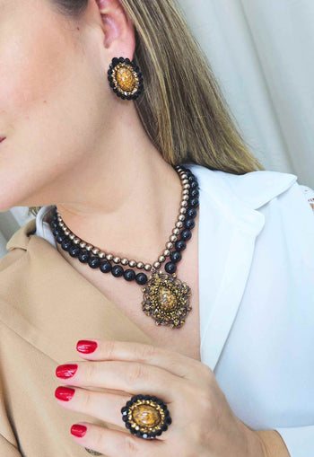 Brinco Zoe terra oval com pedras pretas e marrom banhado no vintage