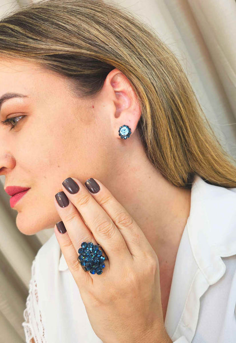 Brinco Petúnia oval pequeno de pedras em tons de azuis banhado no vintage