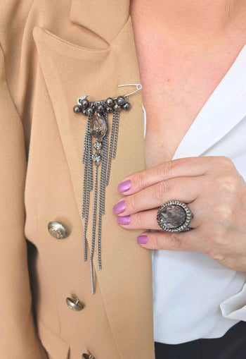 Broche Zaya: Boho com Franjas e Pedras Cinzas no Grafite | Sahara Acessórios