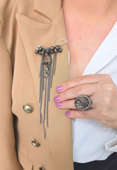 Broche Zaya: Boho com Franjas e Pedras Cinzas no Grafite | Sahara Acessórios