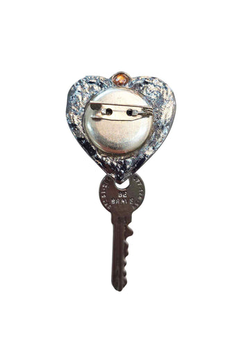 Broche Ramona: Coração com Pingente de Chave no Grafite | Sahara Acessórios