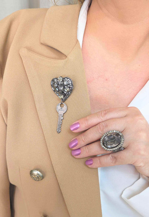 Broche Ramona: Coração com Pingente de Chave no Grafite | Sahara Acessórios