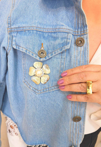 Broche Anelis Gold: Floral com Pérola e Strass Cristal no Dourado | Sahara Acessórios