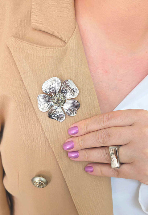 Broche Anelis Silver: Floral com Pedras Cinzas no Prata | Sahara Acessórios