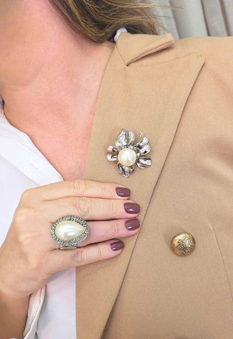Broche Fiona: Floral Romântico com Pérola no Prata | Perfeito para Presentear