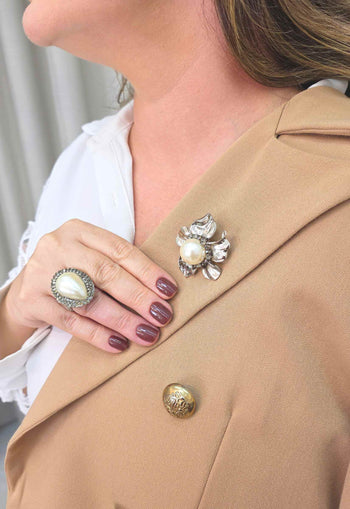 Broche Fiona: Floral Romântico com Pérola no Prata | Perfeito para Presentear