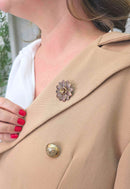 Broche Odete: Floral Clássico com Strass no Vintage | Peça Exclusiva