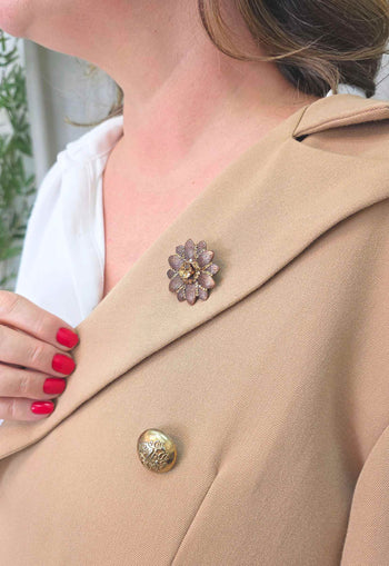Broche Odete: Floral Clássico com Strass no Vintage | Peça Exclusiva