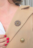Broche Odete: Floral Clássico com Strass no Vintage | Peça Exclusiva