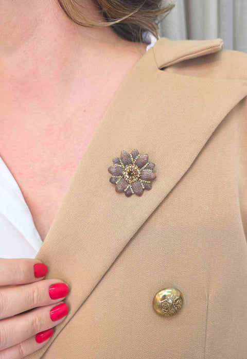 Broche Odete: Floral Clássico com Strass no Vintage | Peça Exclusiva