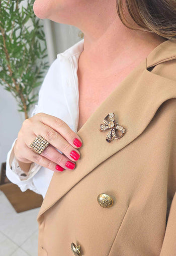 Broche Leny: Romântico de Laço com Strass Peach no Vintage | By Sahara