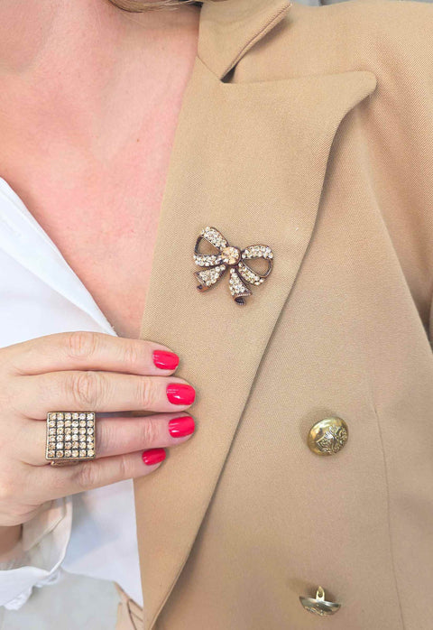 Broche Leny: Romântico de Laço com Strass Peach no Vintage | By Sahara
