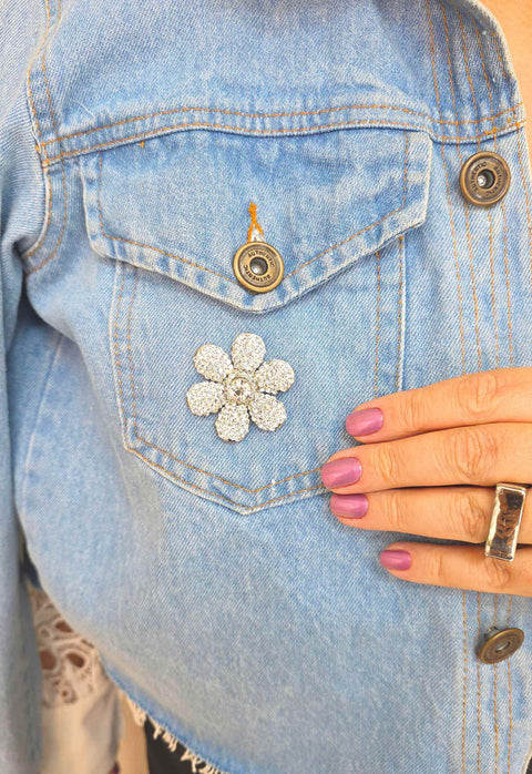 Broche Liz: Floral com Strass Cristal no Prata | Sahara Acessórios