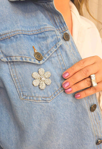 Broche Liz: Floral com Strass Cristal no Prata | Sahara Acessórios