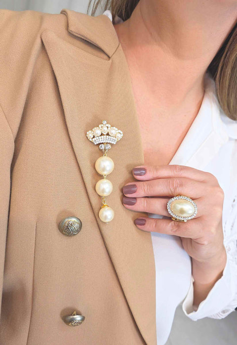 Broche Lidiane: Delicado de Coroa com Pérolas no Dourado | Peça Exclusiva