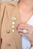 Broche Lidiane: Delicado de Coroa com Pérolas no Dourado | Peça Exclusiva