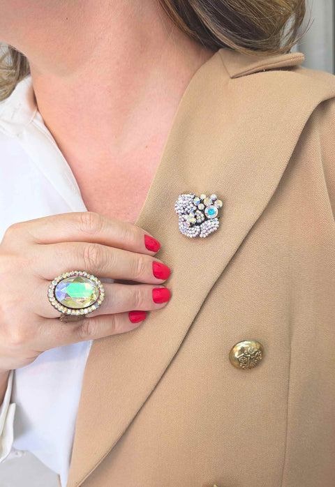 Broche Ivete: Floral com pedras Furta Cor no Vintage | Peça Exclusiva