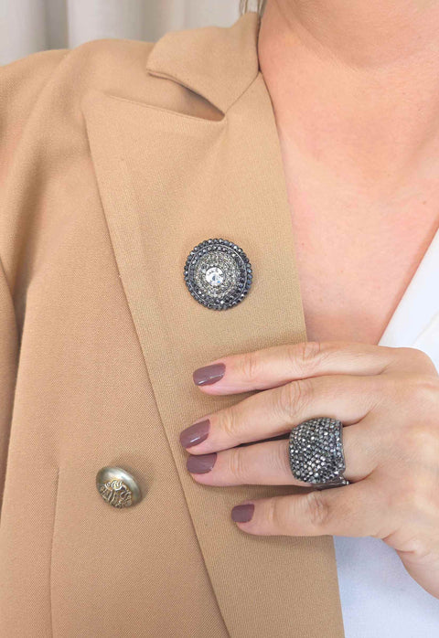 Broche Jandira: Redondo Elegante com Strass Cristal Cinza e Hematite no Grafite | Estilo Atemporal