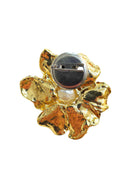 Broche Benilde: Flor com Strass Cristal e Pérola no Dourado | Sahara Acessórios