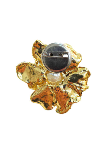 Broche Benilde: Flor com Strass Cristal e Pérola no Dourado | Sahara Acessórios