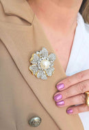 Broche Benilde: Flor com Strass Cristal e Pérola no Dourado | Sahara Acessórios