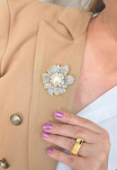 Broche Benilde: Flor com Strass Cristal e Pérola no Dourado | Sahara Acessórios