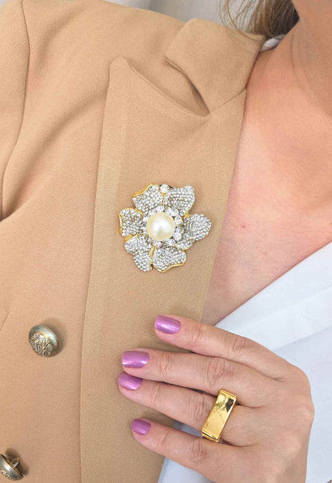 Broche Benilde: Flor com Strass Cristal e Pérola no Dourado | Sahara Acessórios