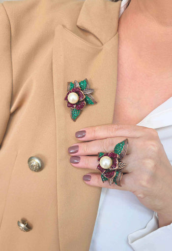 Broche Iracema: Romântico de Flor Vermelha com Folhas Verdes e Pérola Banhado no Vintage | Presente Inesquecível