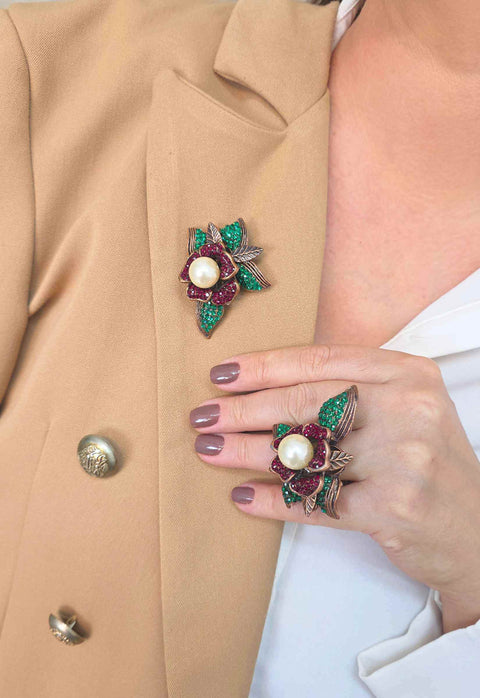 Broche Iracema: Romântico de Flor Vermelha com Folhas Verdes e Pérola Banhado no Vintage | Presente Inesquecível
