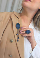 Broche Orvalho: Elegante Oval com Pedras Azul Marinho e Correntes Venezianas | Para Looks Casual Chic
