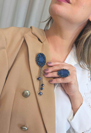 Broche Orvalho: Elegante Oval com Pedras Azul Marinho e Correntes Venezianas | Para Looks Casual Chic